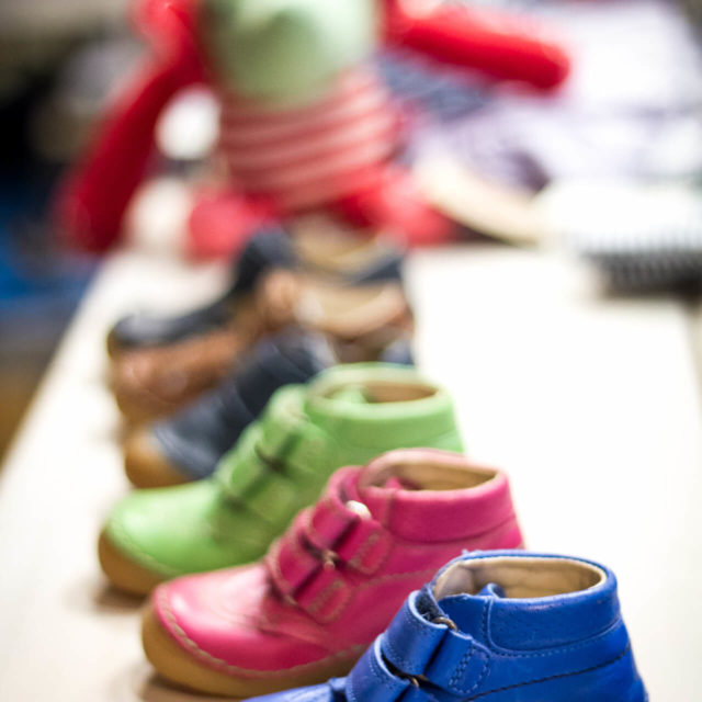 Schuhe mit Klettverschluss für Jungen und Mädchen in blau, rosa, grün und schwarz