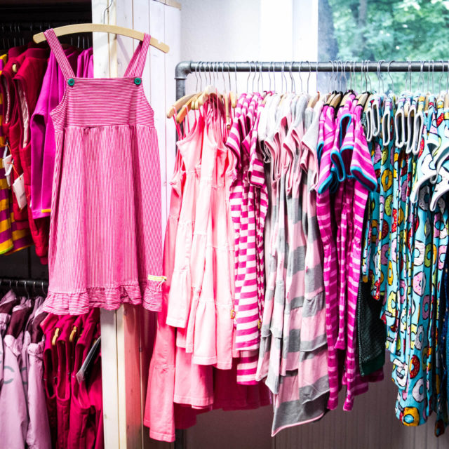 Eine unsere umfangreiche Auswahl an tollen Kleidern für kleine und große Mädchen bis Größe 176 im Fachgeschäft Elli und Mai in Lüneburg
